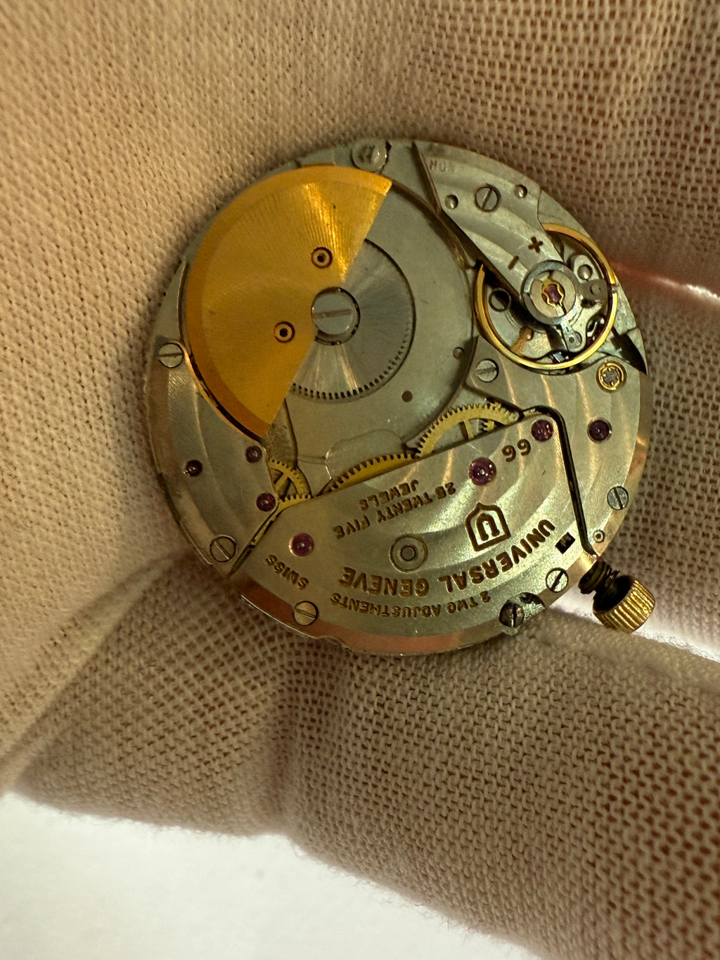 Universal Genève Microtor – Cal. 66.Runs perfect • Fully serviced • 25 jewels • Swiss Made Original 18k UG crown • Original hands • Micro-rotor automaticAll parts authentic • Excellent condition