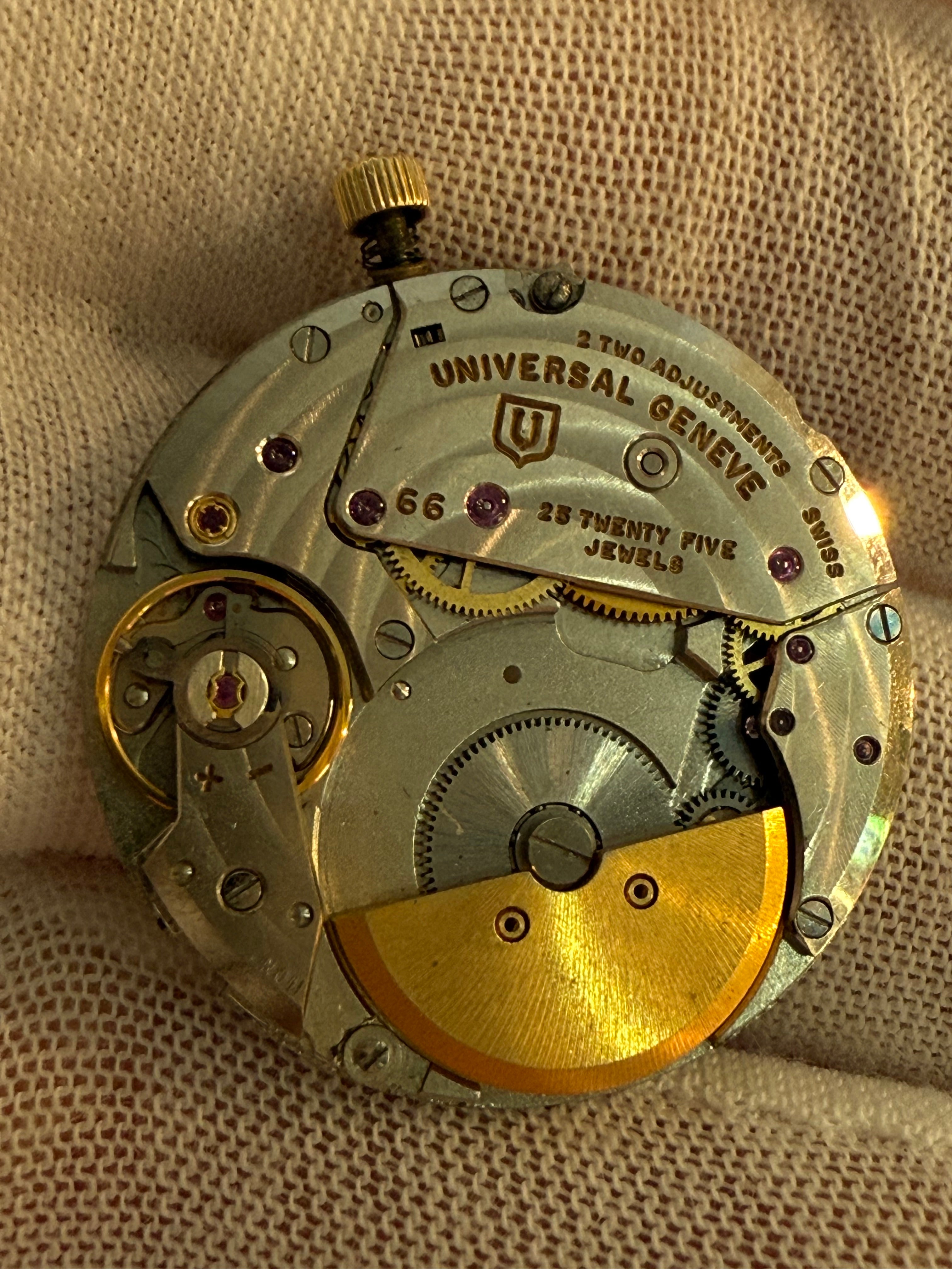 Universal Genève Microtor – Cal. 66.Runs perfect • Fully serviced • 25 jewels • Swiss Made Original 18k UG crown • Original hands • Micro-rotor automaticAll parts authentic • Excellent condition