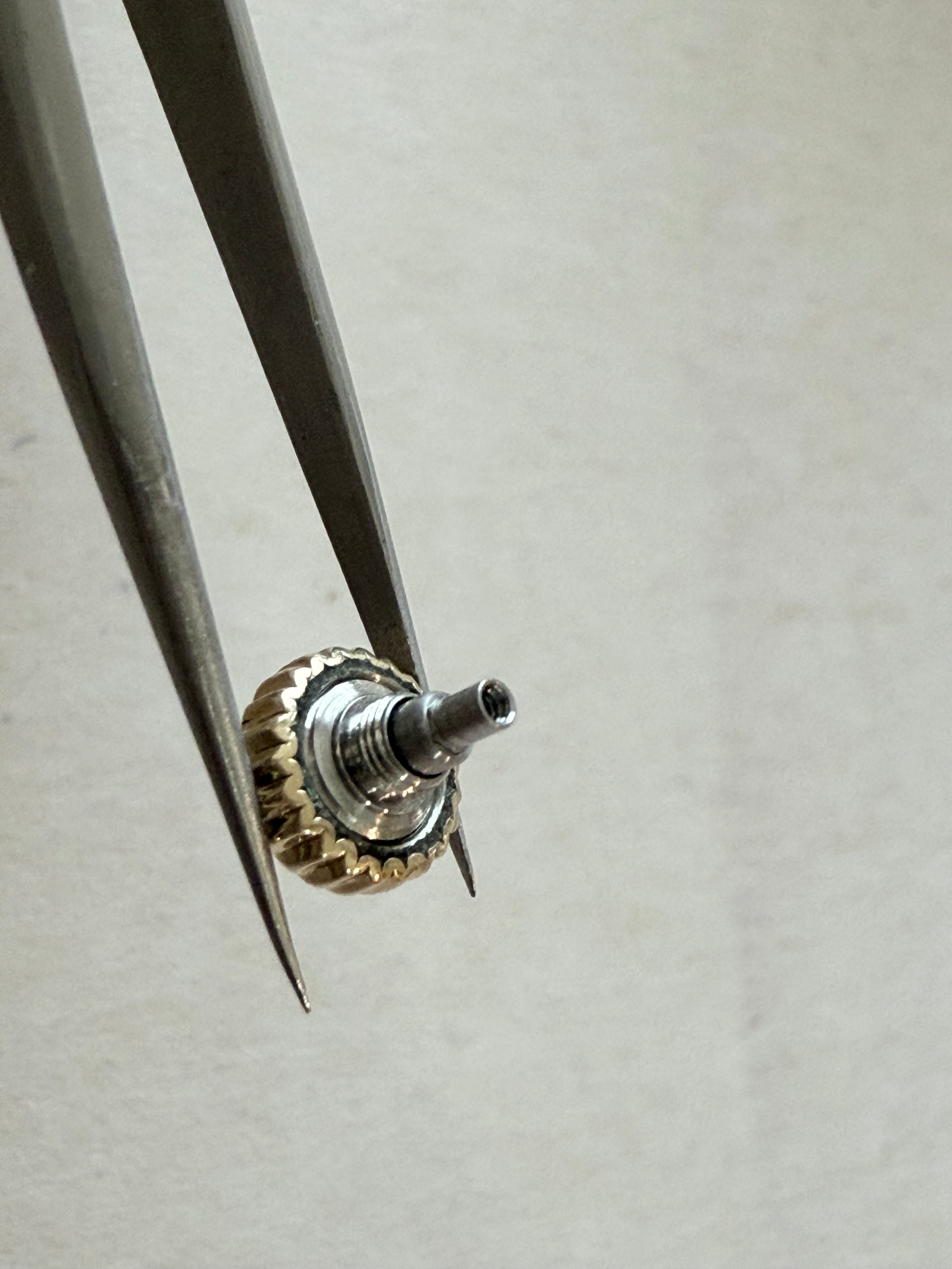 For Part. Rolex Crown for Datejust 16233 (18k Gold)From the photos, this appears to be a Rolex crown for a Datejust ref. 16233 in 18k yellow gold, or a high-quality replacement compatible with that model. Below is a clear breakdown.