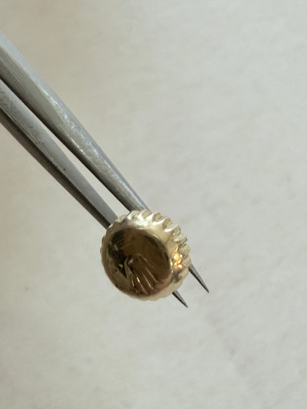 For Part. Rolex Crown for Datejust 16233 (18k Gold)From the photos, this appears to be a Rolex crown for a Datejust ref. 16233 in 18k yellow gold, or a high-quality replacement compatible with that model. Below is a clear breakdown.