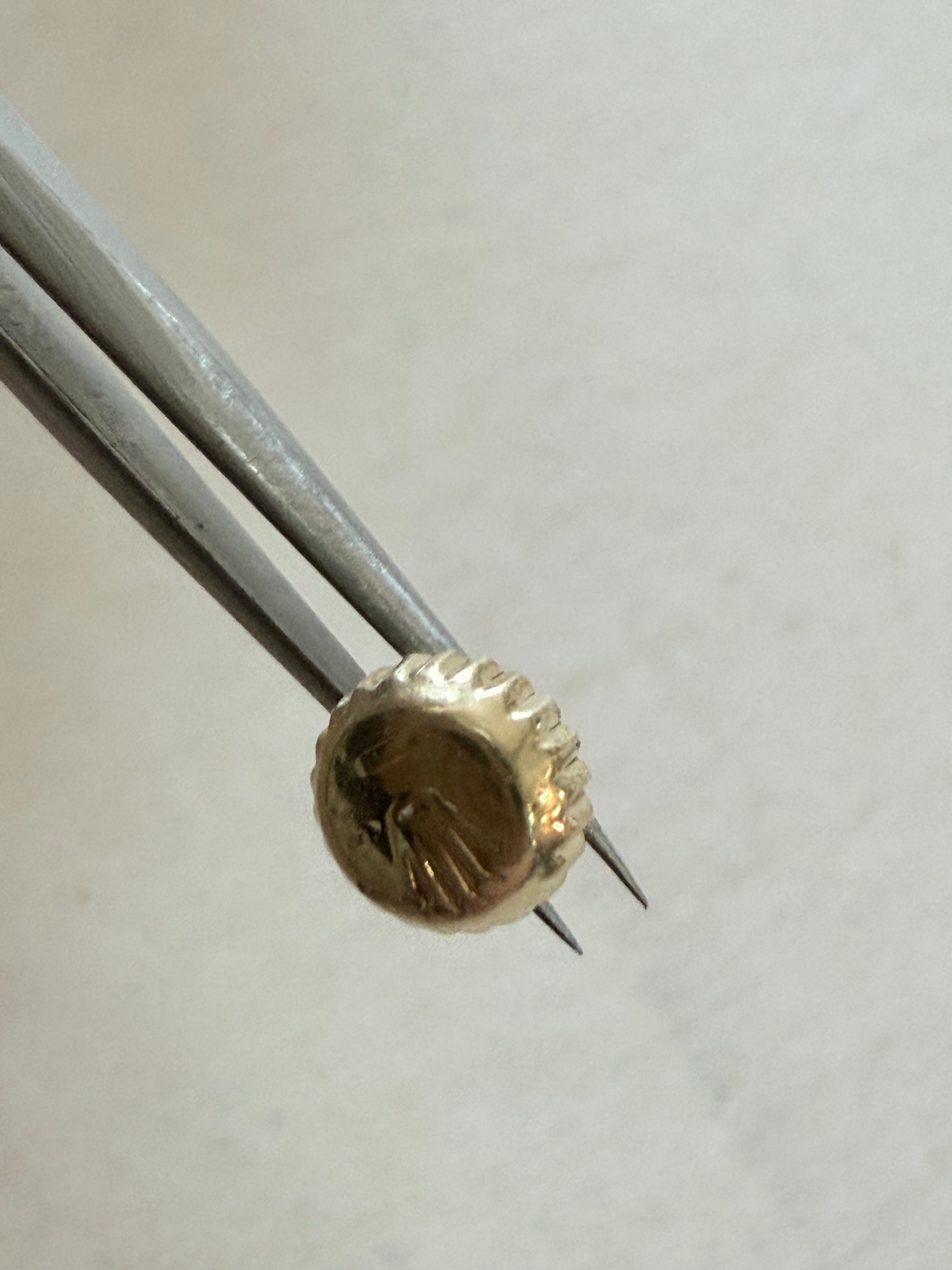 For Part. Rolex Crown for Datejust 16233 (18k Gold)From the photos, this appears to be a Rolex crown for a Datejust ref. 16233 in 18k yellow gold, or a high-quality replacement compatible with that model. Below is a clear breakdown.