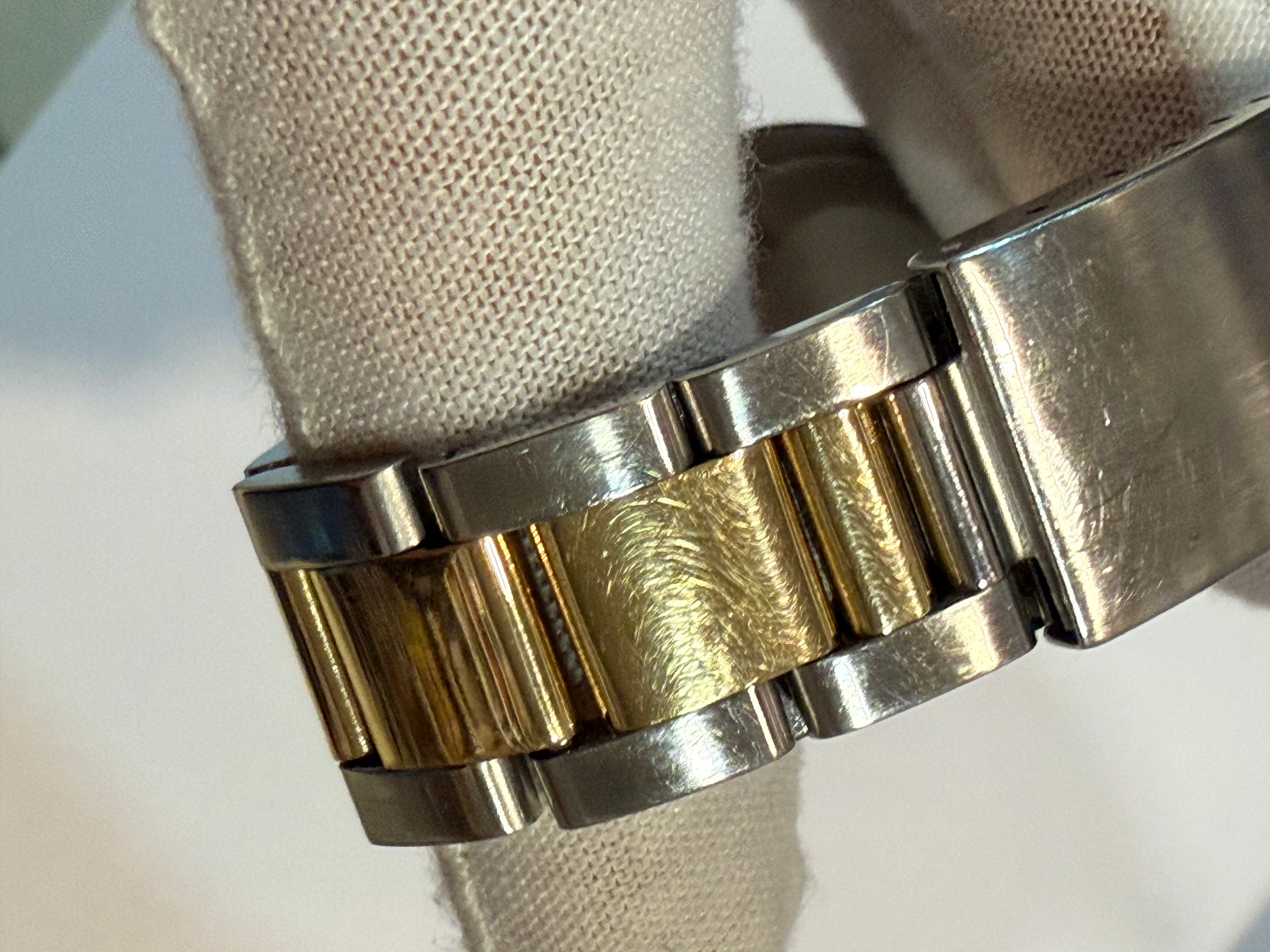 Rolex Datejust Ref. 16233 – Gold/Stainless Steel (1992) Case serial X
Excellent condition, fully functional and recently serviced.