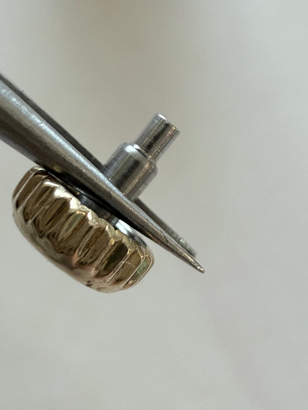 For Part. Rolex Crown for Datejust 16233 (18k Gold)From the photos, this appears to be a Rolex crown for a Datejust ref. 16233 in 18k yellow gold, or a high-quality replacement compatible with that model. Below is a clear breakdown.