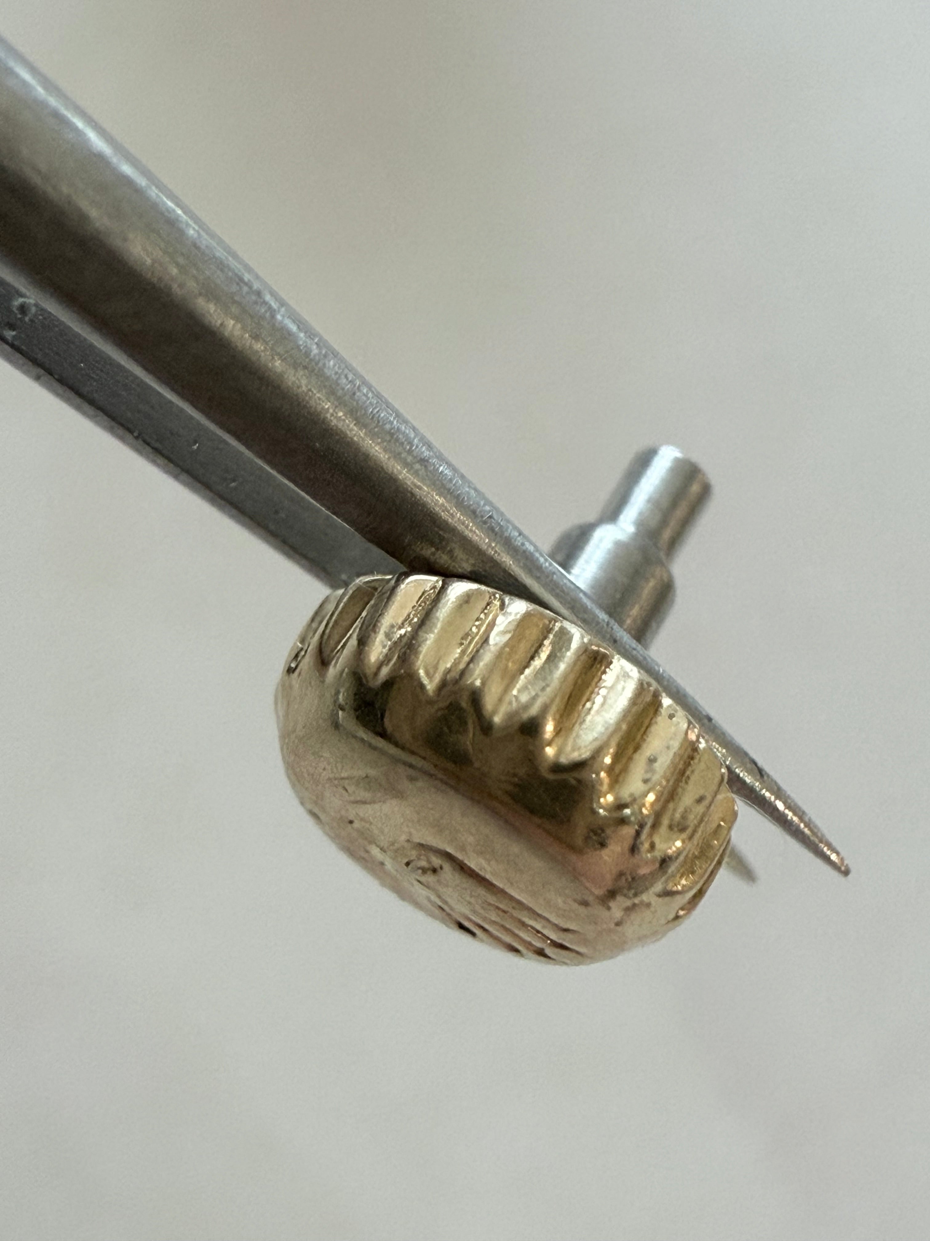 For Part. Rolex Crown for Datejust 16233 (18k Gold)From the photos, this appears to be a Rolex crown for a Datejust ref. 16233 in 18k yellow gold, or a high-quality replacement compatible with that model. Below is a clear breakdown.