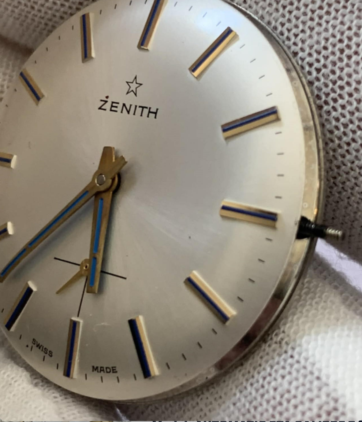 Brand: Zenith Caliber: 2541
Movement: Manual Wind
Jewels: 17 Jewels
Dial: Cream / beige dial with blue hour indicator ring Handes.