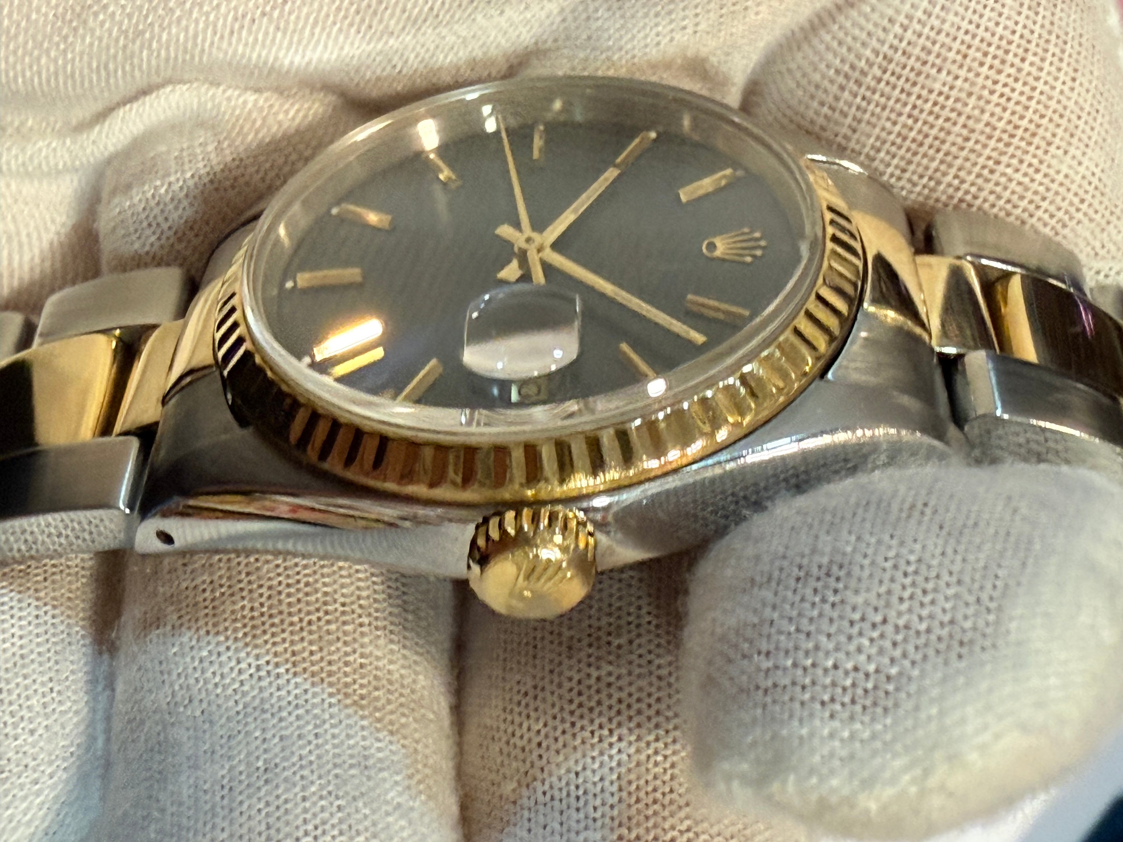 Rolex Datejust Ref. 16233 – Gold/Stainless Steel (1992) Case serial X
Excellent condition, fully functional and recently serviced.