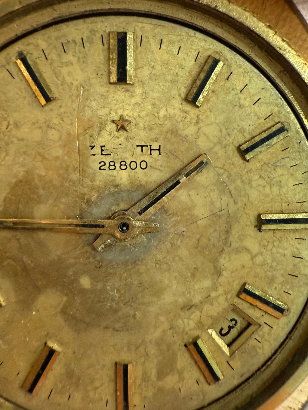 ZENITH 28800. Cal. 2562 Case 37mm. Manual with date. Work codition