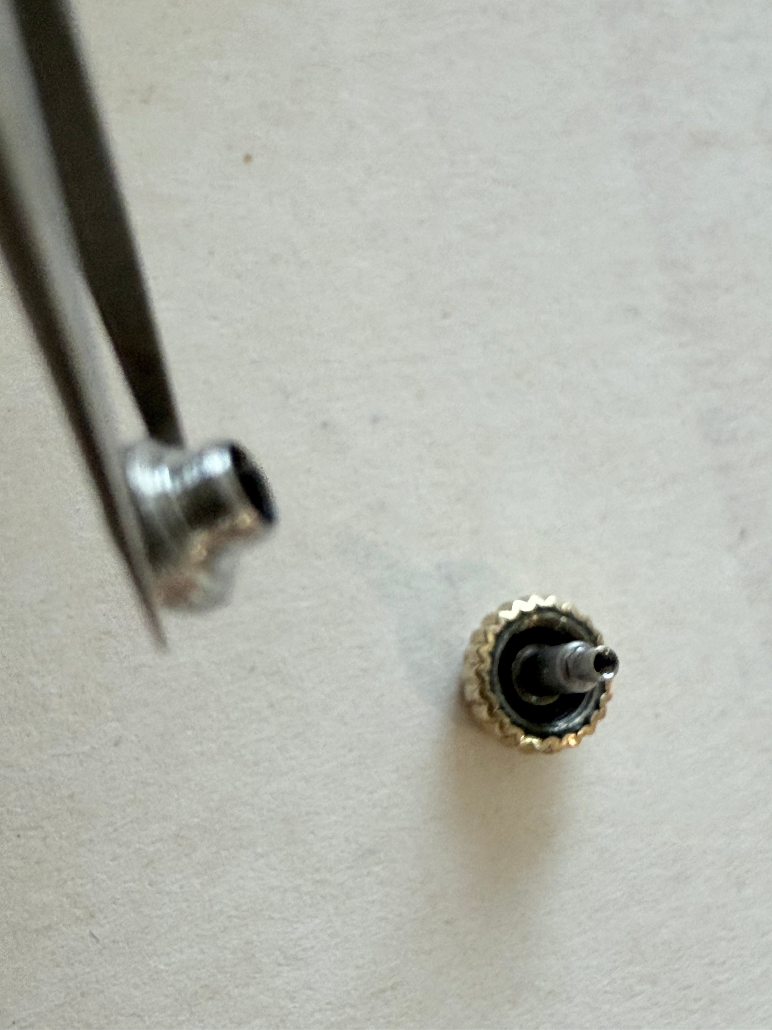 For Part. Rolex Crown for Datejust 16233 (18k Gold)From the photos, this appears to be a Rolex crown for a Datejust ref. 16233 in 18k yellow gold, or a high-quality replacement compatible with that model. Below is a clear breakdown.