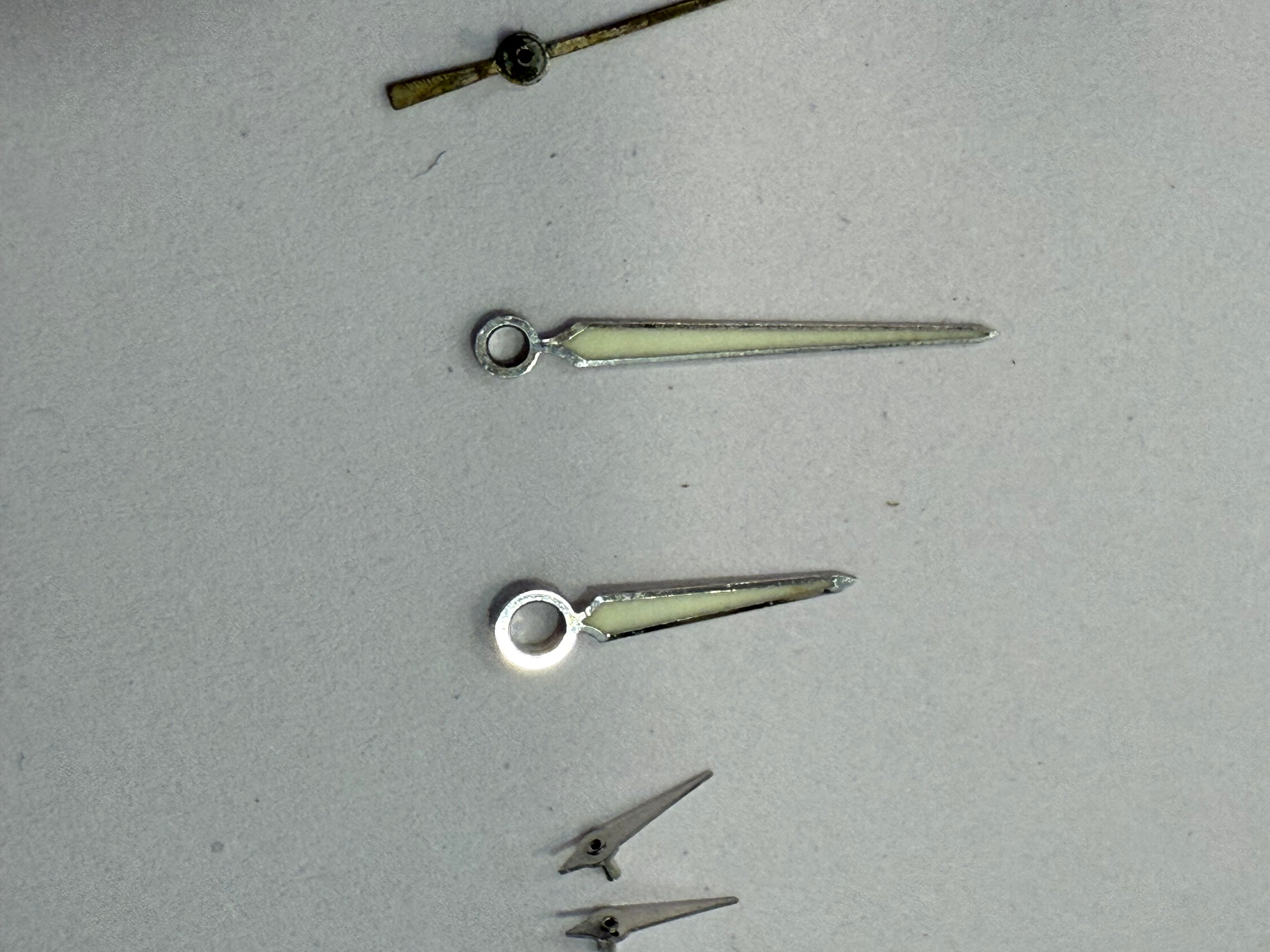 Original Zenith El Primero hands set for Caliber 400. All hands are in very good condition with no damage, except the central chronograph hand which has lost its silver plating. Fully original Zenith parts and a perfect fit for the same El Primero case an