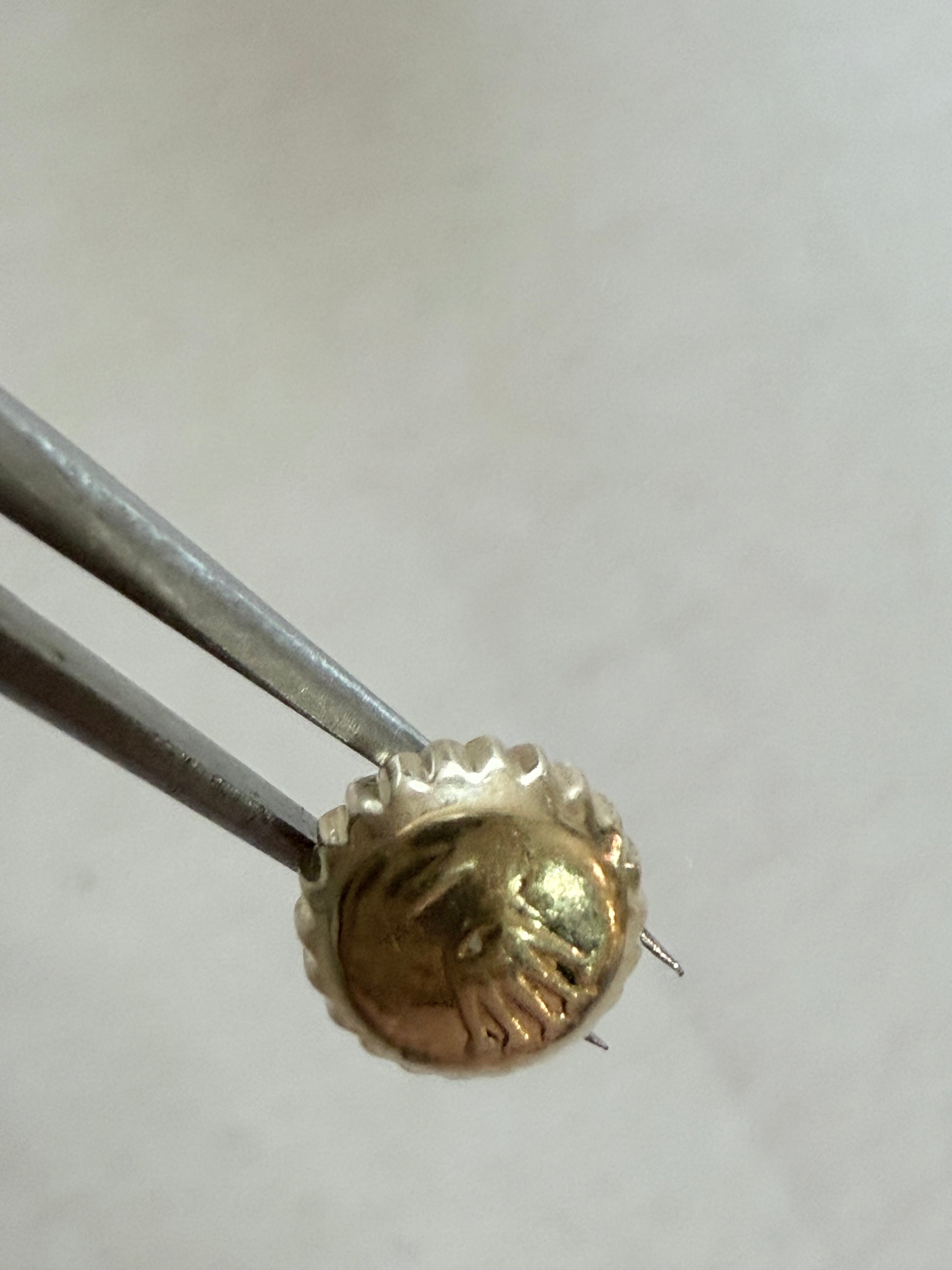 For Part. Rolex Crown for Datejust 16233 (18k Gold)From the photos, this appears to be a Rolex crown for a Datejust ref. 16233 in 18k yellow gold, or a high-quality replacement compatible with that model. Below is a clear breakdown.
