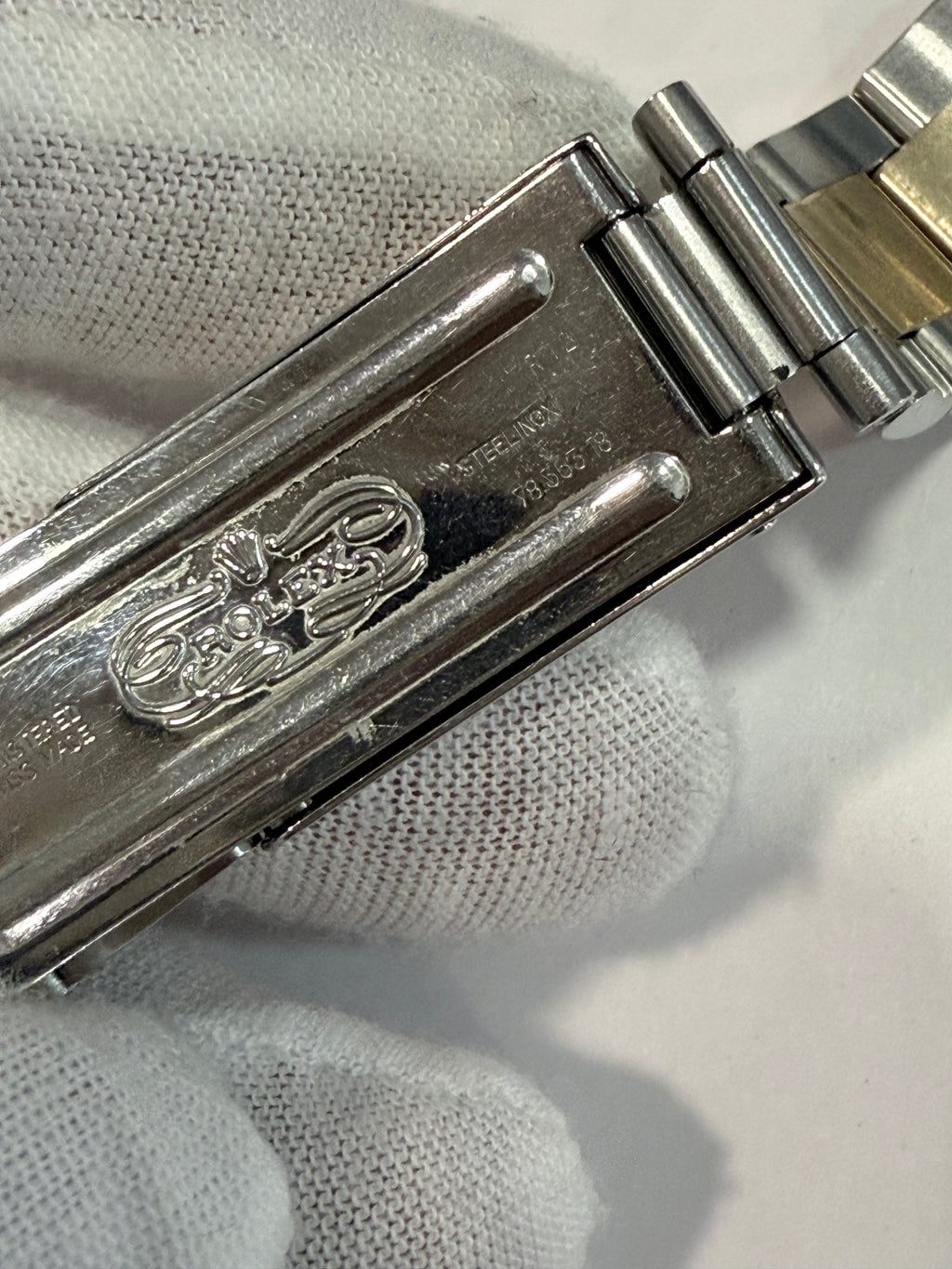 Rolex Datejust Ref. 16233 – Gold/Stainless Steel (1992) Case serial X
Excellent condition, fully functional and recently serviced.