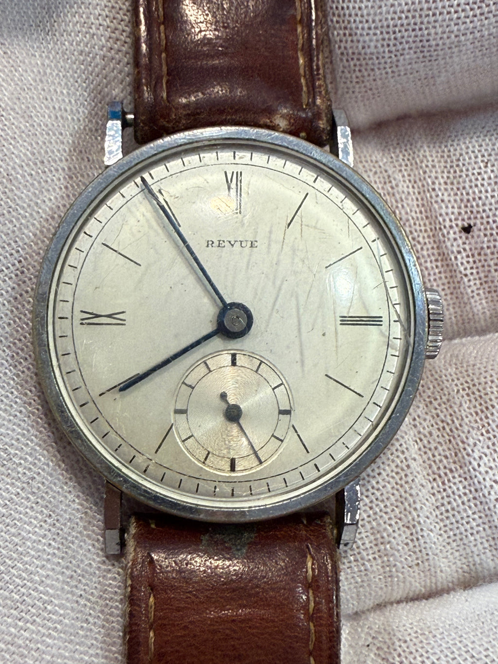 Vintage Revue  1940s–1950s featuring the Revue Cal. 07 hand-wound movement, 33mm case,