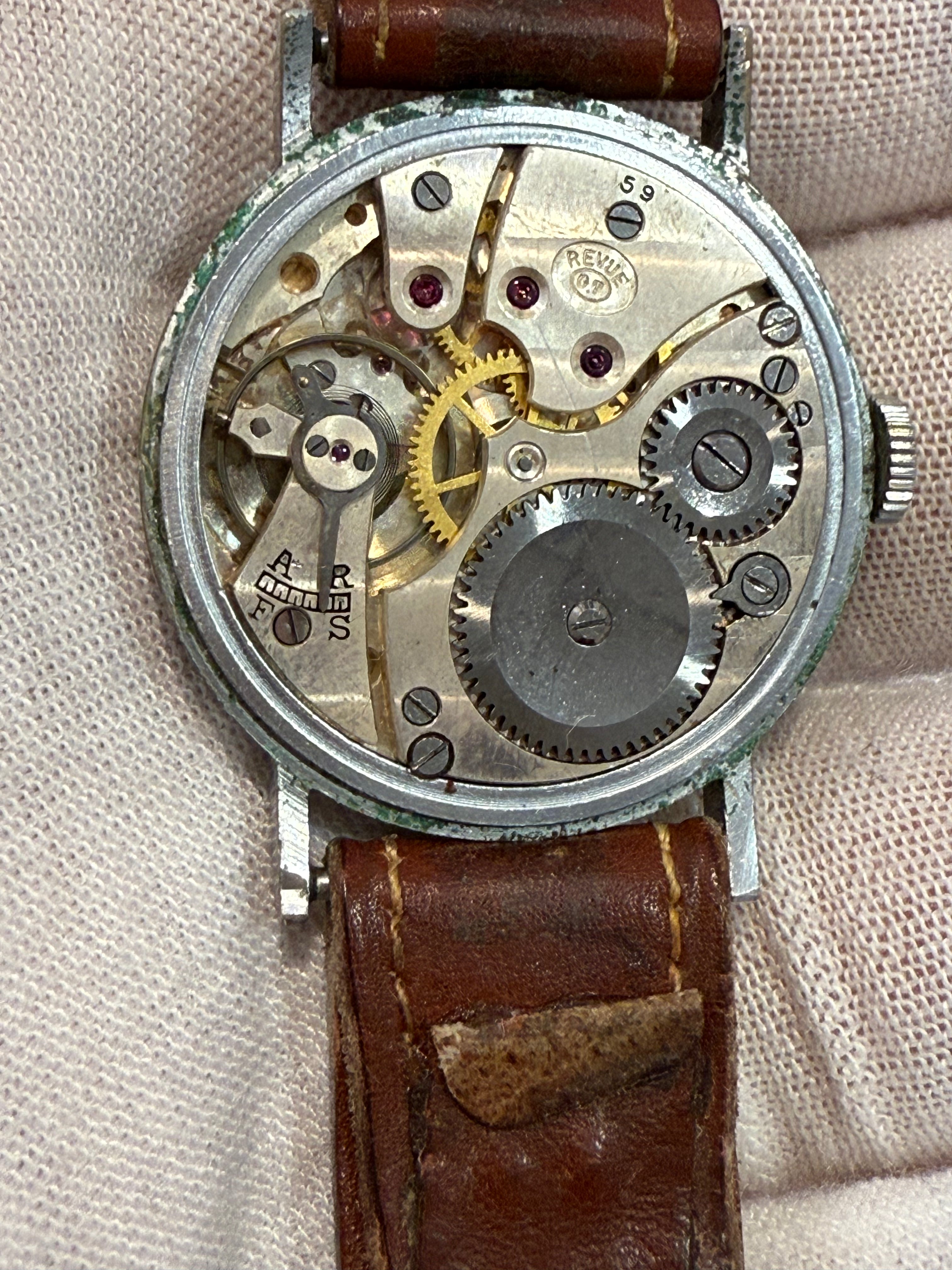 Vintage Revue  1940s–1950s featuring the Revue Cal. 07 hand-wound movement, 33mm case,