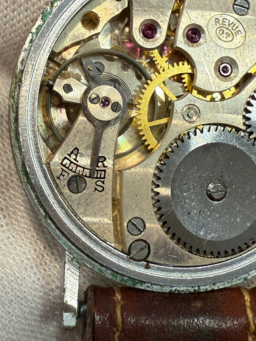 Vintage Revue  1940s–1950s featuring the Revue Cal. 07 hand-wound movement, 33mm case,